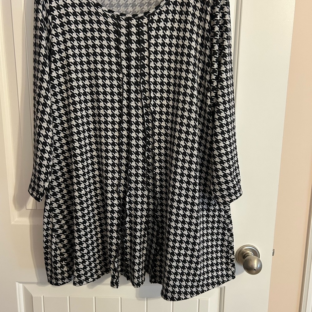 Elegant Black and White Houndstooth Tunic